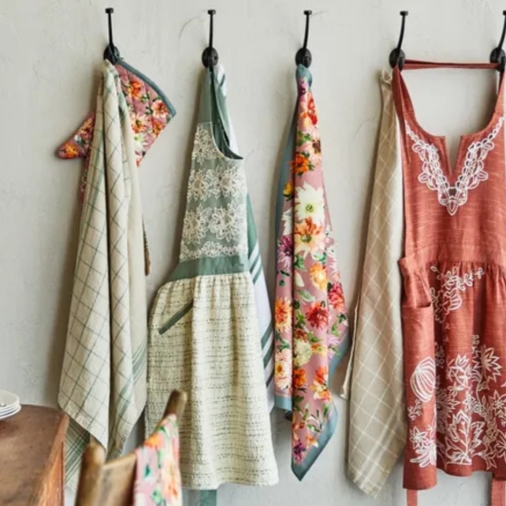 ♥️BUY 2 GET 1 FREE Sur La Table Fall Botanical Towels, Set of 2, Retail $29.95 - Picture 2 of 8
